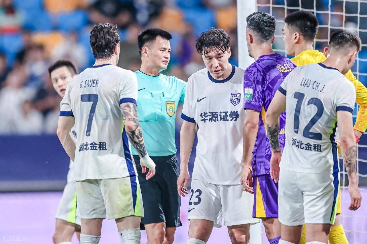 关于今夜欧超杯传出新动向，武汉三镇绝杀压哨，管理层表态：态度坚定，年轻球员得到机会的信息