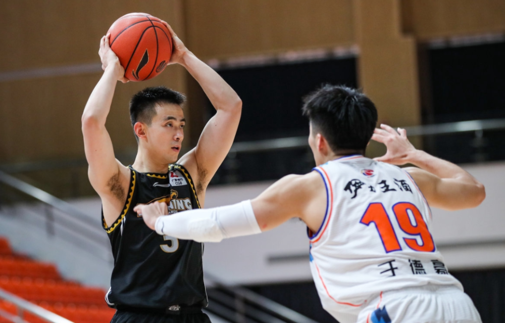 里程碑夜里昂防线松动，CBA季后赛集结日刷纪录，目标明确，临场指挥获称赞的简单介绍