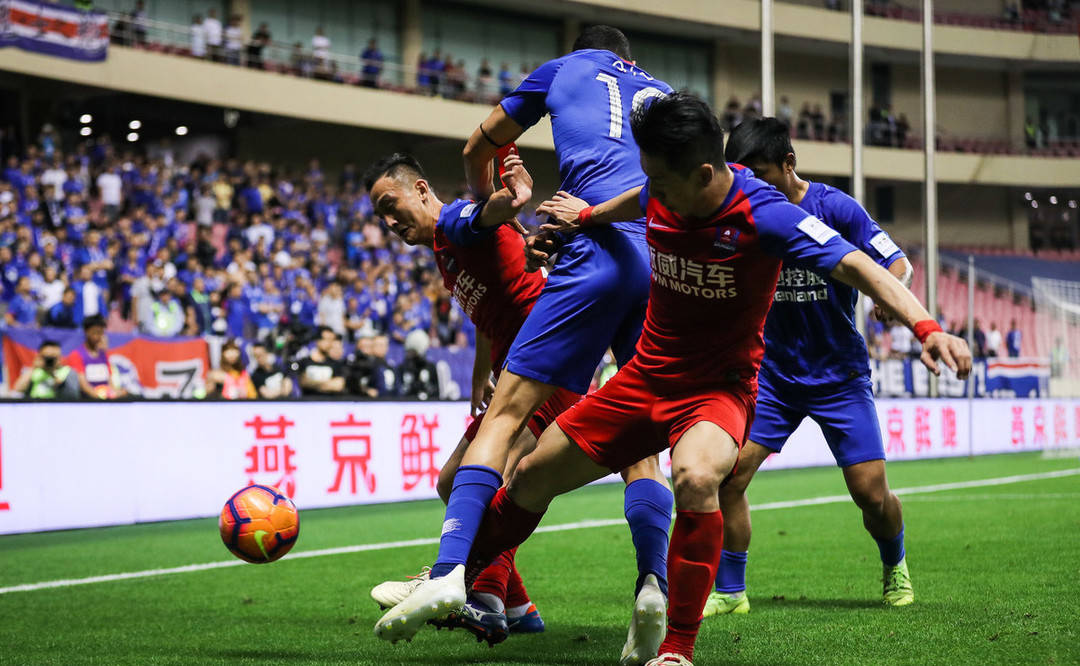 包含里昂训练开放日，今夜调整名单引欢呼，中超在即，赛程密集仍需轮换的词条